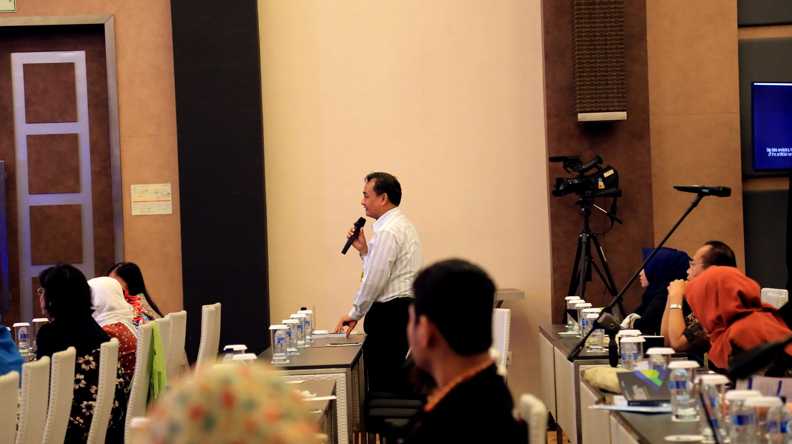 Participant asks Dr. Widyawan a question
